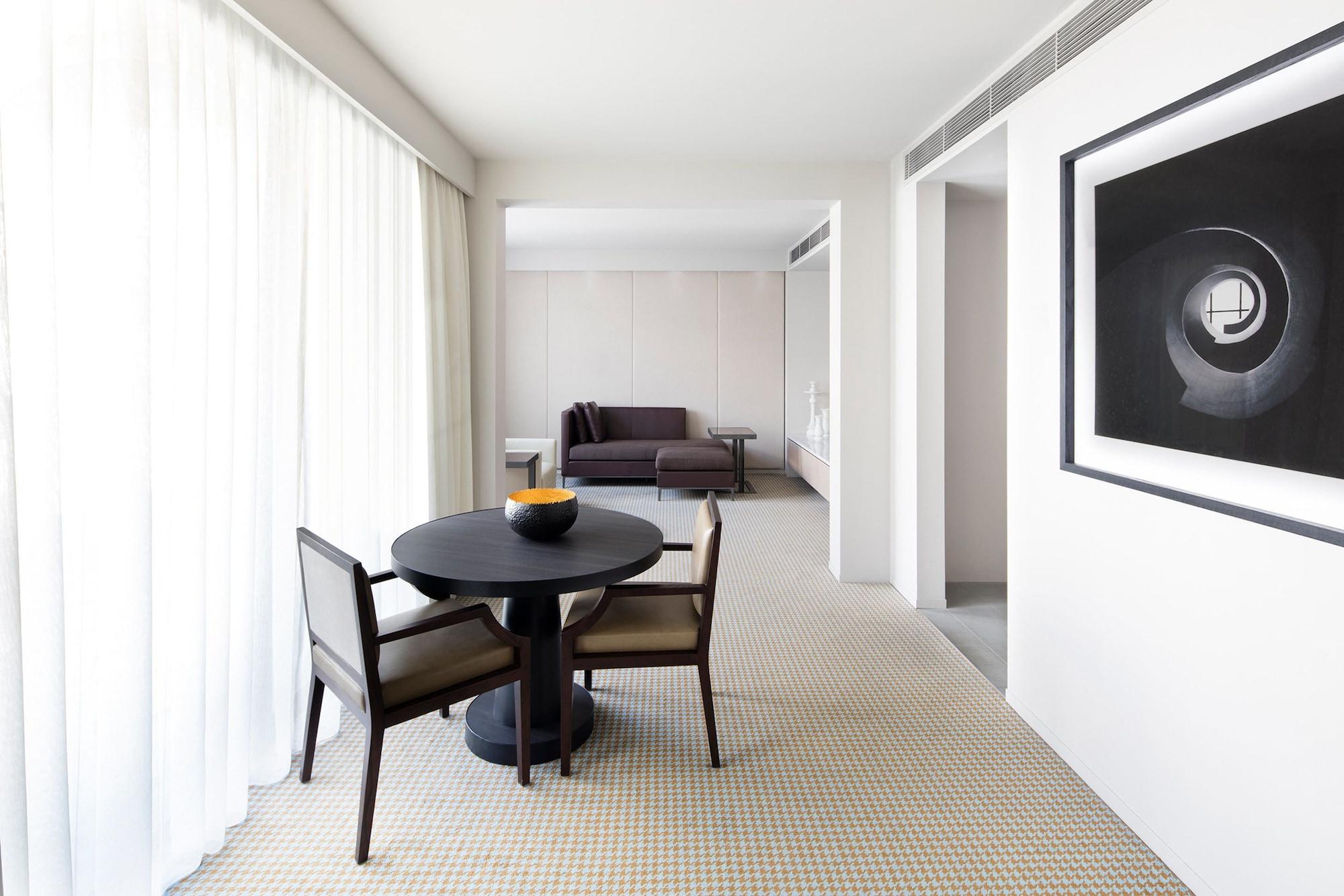 Hotel Realm Canberra Ngoại thất bức ảnh A suite at The Standard East Village