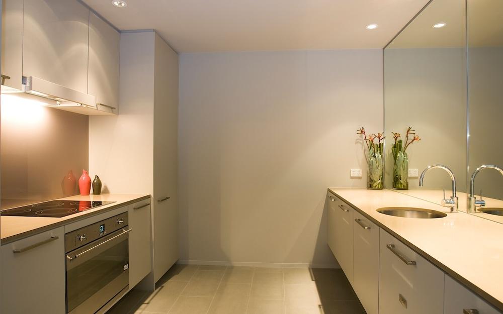 Hotel Realm Canberra Ngoại thất bức ảnh A kitchen in a typical apartment