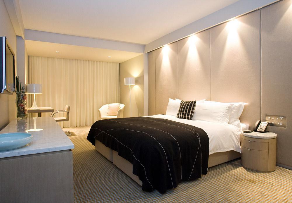 Hotel Realm Canberra Ngoại thất bức ảnh A bedroom at the Mandarin Oriental, Munich