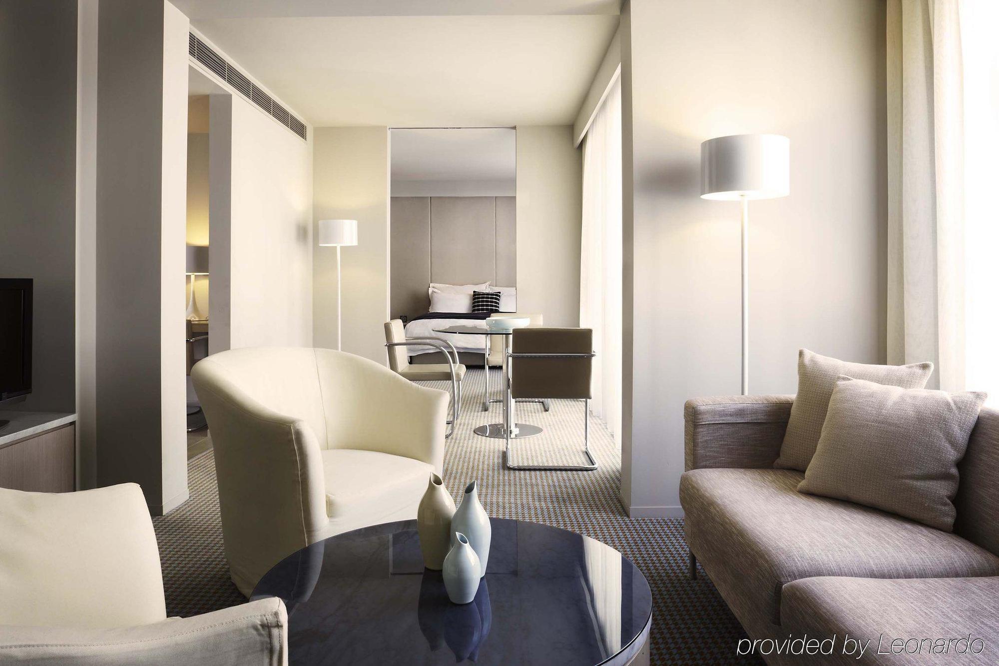 Hotel Realm Canberra Phòng bức ảnh A suite at the hotel