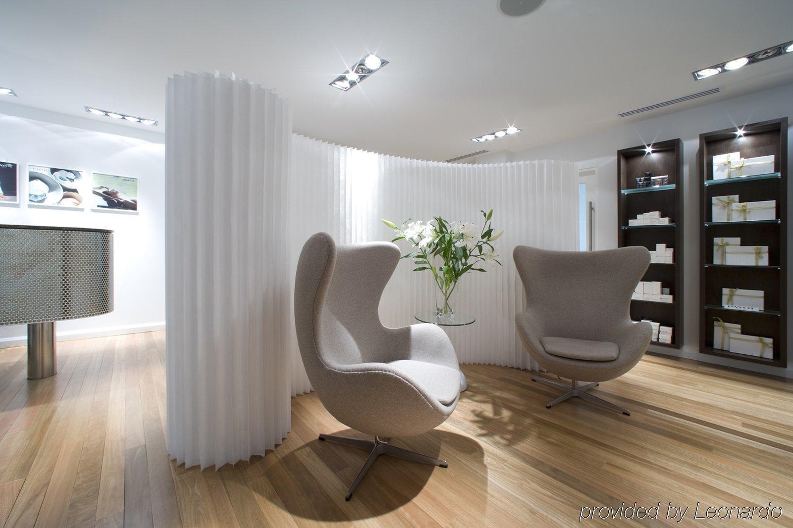 Hotel Realm Canberra Ngoại thất bức ảnh Interior of the clinic