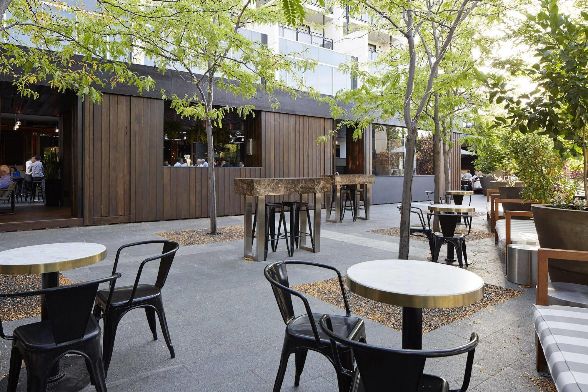 Hotel Realm Canberra Ngoại thất bức ảnh The courtyard at the restaurant