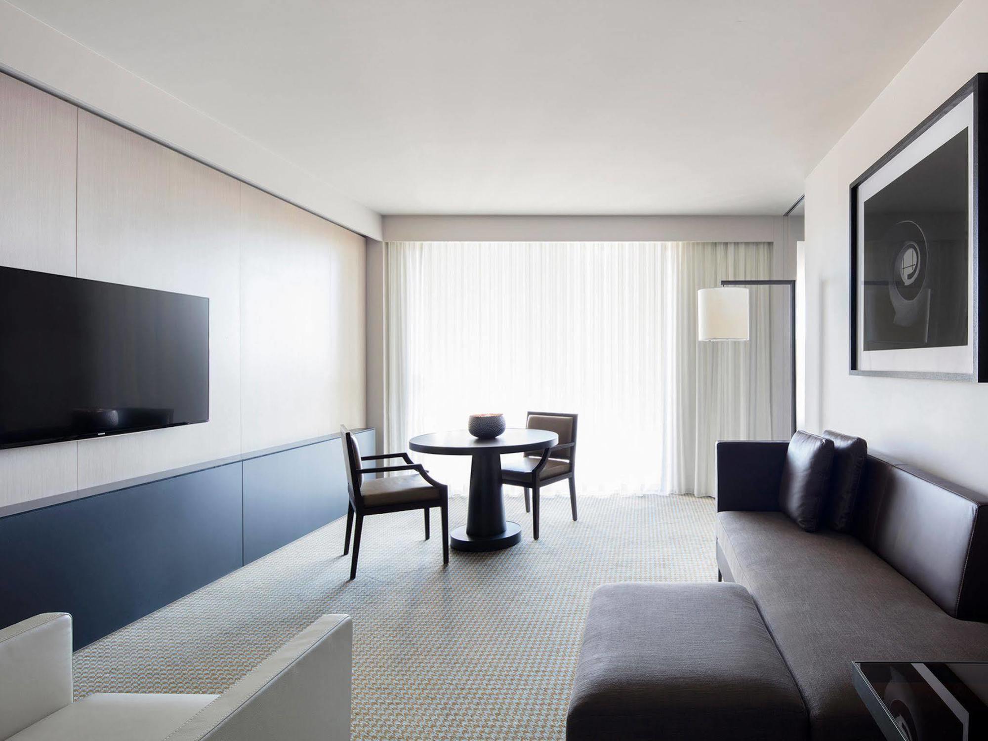 Hotel Realm Canberra Ngoại thất bức ảnh A room at the hotel